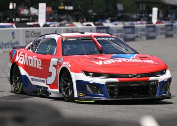 Kyle Larson’s Chicago Pit Strategy Unleashes Intense Debate – Will His Bold Move Pay Off?