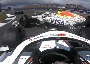 Video – Liam Lawson CRASHES Out of British GP Amid Silverstone Chaos – THREE Drivers Gone!