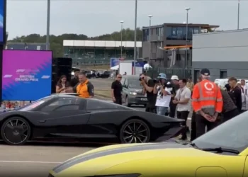 Video – Zak Brown Unleashes £1.75M McLaren Hypercar, Dominates Silverstone Circuit with Blazing Speed