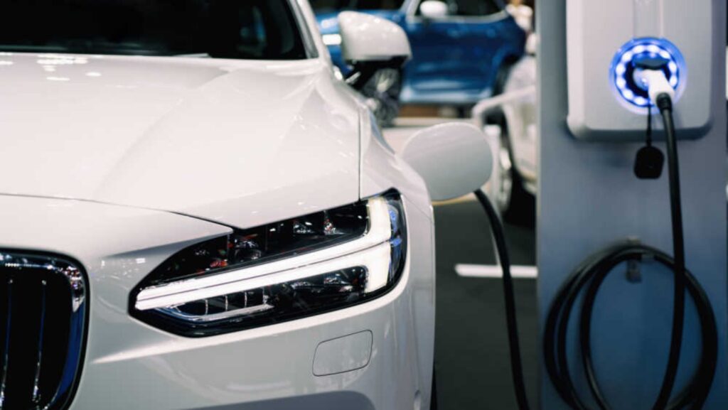Novas matrículas de automóveis elétricos na UE recuam 6,1% em 2024