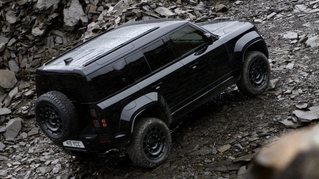 Defender OCTA ganha edição Black ainda mais radical