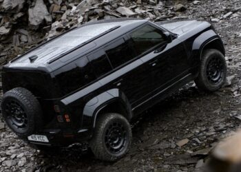 Defender OCTA ganha edição Black ainda mais radical