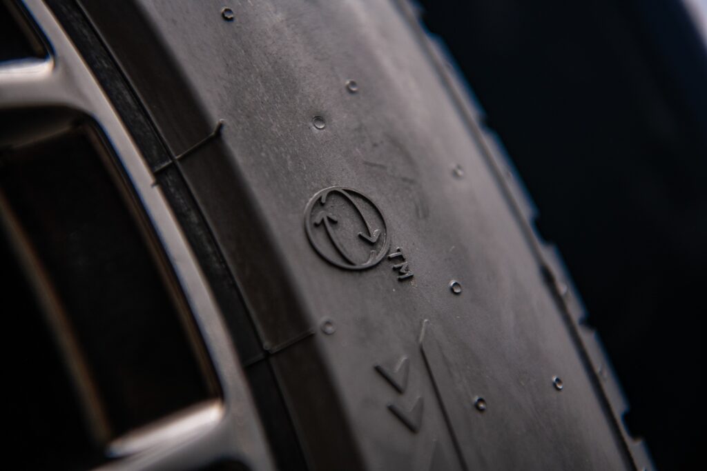 Pirelli lança primeiro pneu produzido com mais de 70% de materiais reciclados