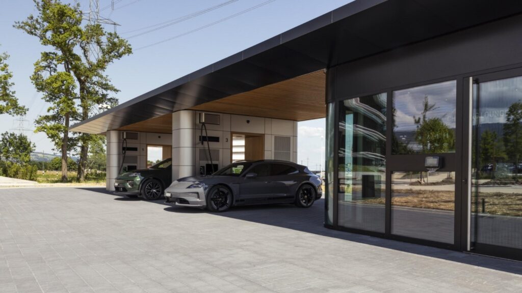 Porsche inaugura primeiro “Charging Lounge” na Suíça