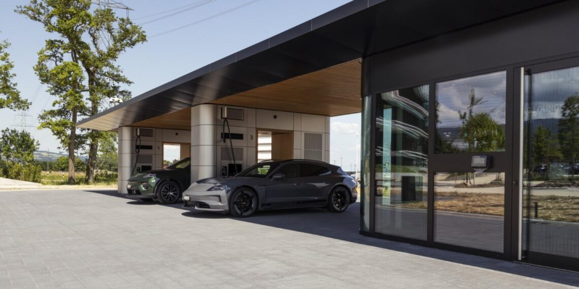 Porsche inaugura primeiro “Charging Lounge” na Suíça