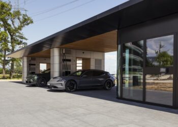 Porsche inaugura primeiro “Charging Lounge” na Suíça
