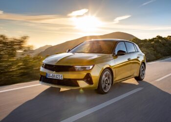 Renovado Opel Astra híbrido plug-in ganha mais potência e autonomia