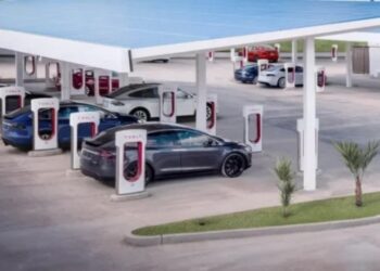 Tesla inaugura estação de carregamento independente da rede elétrica
