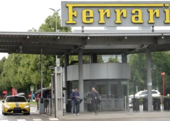 Xiaomi SU7 Ultra visto à saída da fábrica da Ferrari em Maranello