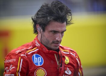 Lewis Hamilton’s Shocking Future Unveiled: Is Carlos Sainz the Next F1 Superstar Replacement?