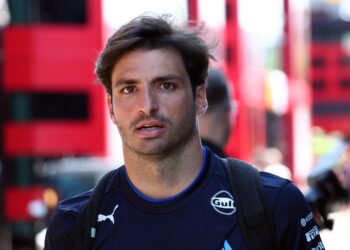 Carlos Sainz Faces Harsh Reality at Williams: Will a Breakthrough Save His Season?