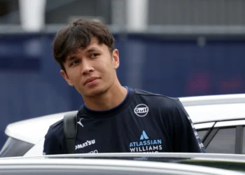 Albon Unveils Shocking ‚Sainz Dossier‘: Insights on Ferrari’s Secrets and Team Dynamics Revealed!
