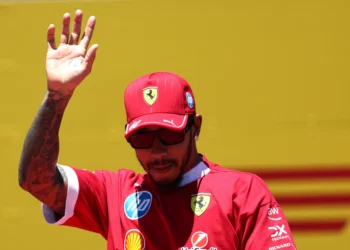 George Russell Declares Lewis Hamilton’s Mercedes Exit a Crucial ‚Fresh Start‘ for F1 2025