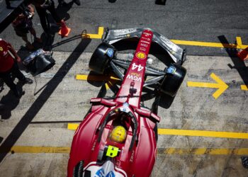 Ferrari’s Explosive Secret Plan to Keep Lewis Hamilton Until 2026 Shocks F1 World
