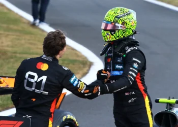 Championship Showdown: Piastri and Norris’ Costly Mistakes Threaten F1 Title Dreams in 2025