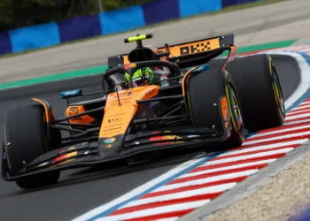 Lando Norris Edges Past Teammate Oscar Piastri in Boiling McLaren One‑Two at FP1
