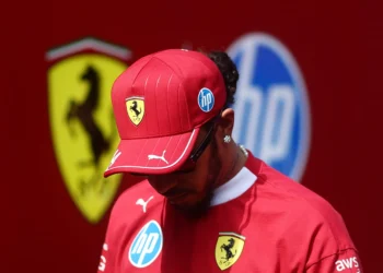 Lewis Hamilton Shocks Fans: „Absolutely Useless“ – Ferrari Urged to Replace Driver