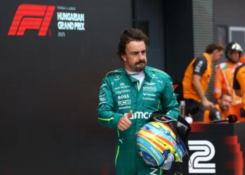Alonso Rallies Behind Hamilton: “He Doesn’t Need to Prove Anything!” Amidst Ferrari Struggles