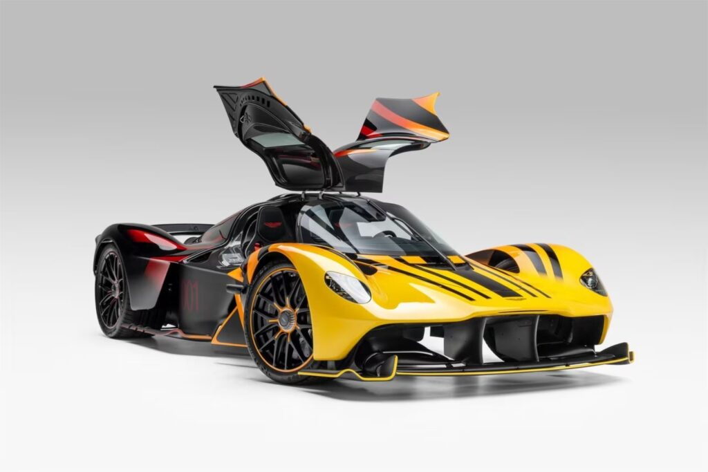 Aston Martin Valkyrie com pintura radical está à venda