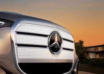 Novo Mercedes GLC elétrico traz grelha iluminada