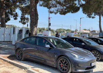 Tesla vai ampliar rede de carregamento em Portugal