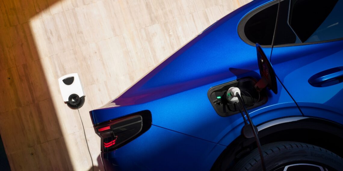 Ford estabelece parceria para tornar carregamento de veículos elétricos mais simples