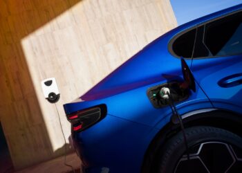 Ford estabelece parceria para tornar carregamento de veículos elétricos mais simples