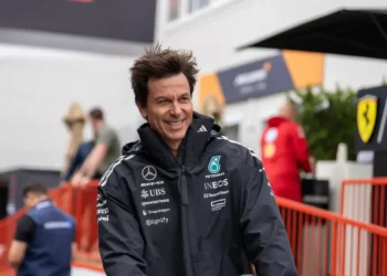 Toto Wolff Celebrates Williams‘ Stunning Podium with Hilarious ‚Lucky Bastard‘ Gift!