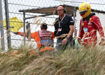 Hamilton’s Crushing Penalty Fallout: Sainz’s Bold Stand Against ‚Unacceptable‘ Stewarding in F1 Drama