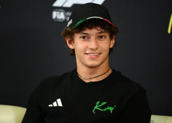 Mercedes‘ Bold Defense of Rookie Kimi Antonelli Sparks Controversy: Can He Rise Like Verstappen?