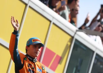 McLaren’s Controversial Team Orders: Piastri’s Dilemma Sparks Fury and Debate!