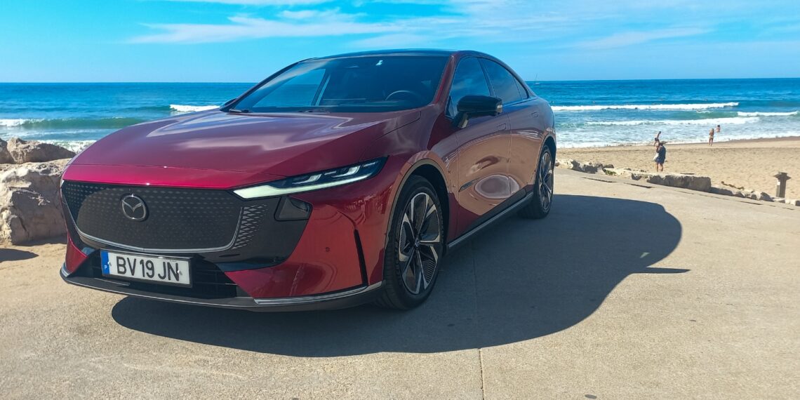 Primeiro contacto com o Mazda 6e que já chegou ao mercado nacional