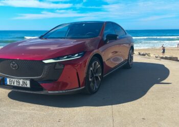 Primeiro contacto com o Mazda 6e que já chegou ao mercado nacional