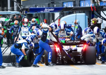 Liam Lawson vs. Carlos Sainz: Explosive Battle Erupts After Dutch GP Clash!