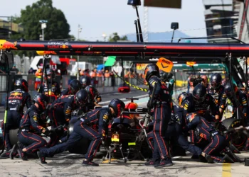 F1 Mechanic Exposes Harsh Reality: Long Hours, Low Pay, and Misunderstood Struggles!