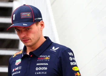 Heartbreaking Moment: Max Verstappen’s Celebration Invitation to Yuki Tsunoda That Left Fans in Tears