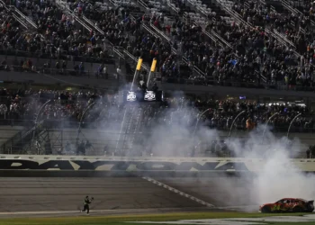 NASCAR Fans Devastated as Shocking Layoff Rumors Threaten Daytona’s Historic Legacy