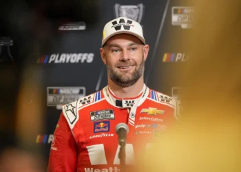 Shane van Gisbergen’s Heartbreaking Darlington Collapse: Playoff Dreams Crumble Amidst Crushing Pressure