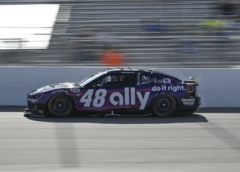 Alex Bowman’s Heartbreak: Disastrous Pit Stops Doom Playoff Hopes at Gateway!