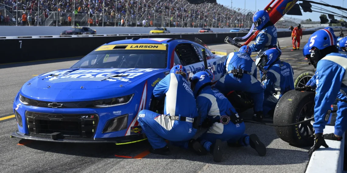 Kyle Larson’s Fearless Battle Against Lapped Traffic: The High-Speed Thrills of Bristol Motor Speedway