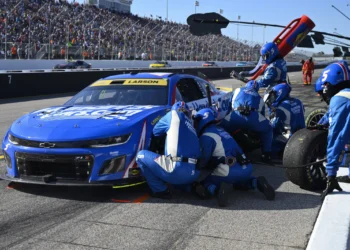 Kyle Larson’s Fearless Battle Against Lapped Traffic: The High-Speed Thrills of Bristol Motor Speedway