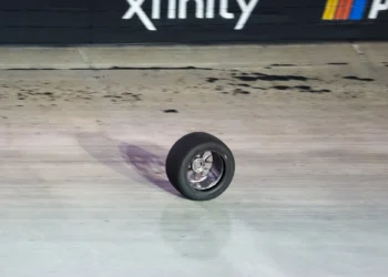 Chaos at Bristol: Denny Hamlin’s Pit Crew Suspended After Shocking Wheel Catastrophe!