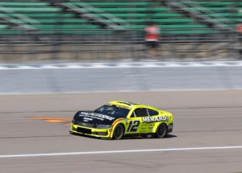 Ryan Blaney’s Shocking Tire Blowout Sends Him Plummeting to the Back at Kansas Speedway!