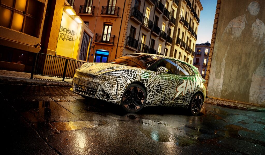 Cupra mostra versão de produção camuflada do Raval