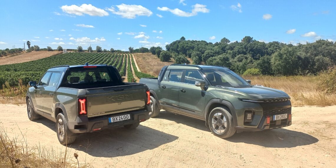 Já guiámos a KGM Musso EV: uma pick-up elétrica inspirada num SUV