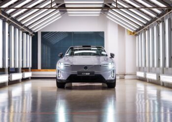 Volvo inicia produção do ES90 para a Europa