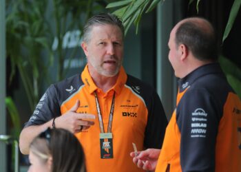 Zak Brown Slams Alex Palou’s „Ludicrous“ Claims on Oscar Piastri’s McLaren Signing