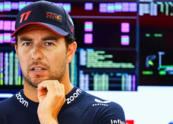 Sainz Lauds Perez’s Rare Second Chance in F1: A Dramatic Shift Awaits in 2024!