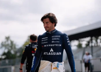 Carlos Sainz Faces Career Crisis: “Two Devastating Setbacks” in Williams’ Grueling 2025 Season