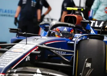 Carlos Sainz’s Heartfelt Team Radio Moment with Williams Engineer Shakes F1 to Its Core!